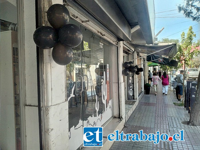 Con globos negros, comerciantes de calle Salinas protestan por la ola de robos.