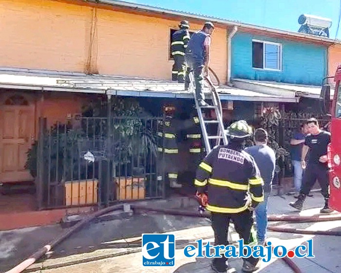 Bomberos de Putaendo en plena faena de combatir el incendio. (Foto putaendoinforma.com)