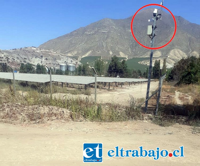 Estos son los paneles solares. Arriba, en el círculo rojo de la imagen, se ve la sirena de la alarma que no deja dormir a los vecinos.