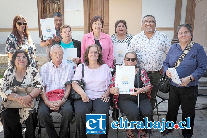 Dirigentes vecinales de los sectores beneficiados con sus respectivos certificados entregados por las autoridades municipales y del Minvu.