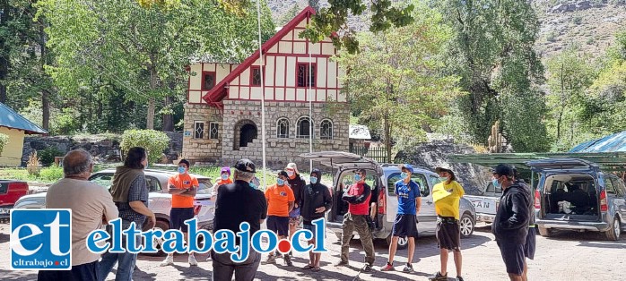 La delegación estuvo compuesta por 9 jóvenes y 5 educadores, quienes dieron un paseo por el parque que rodea la piscicultura.