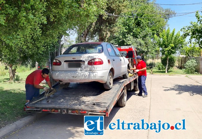 En conjunto con Carabineros, la Municipalidad de San Esteban está retirando los vehículos abandonados en la vía pública.