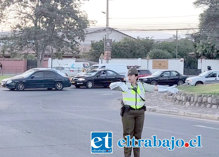 La presencia de un servicio preventivo permanente por parte de Carabineros regulando el tránsito en esta intersección, ha evitado el caos vial que se produce normalmente en las horas punta.