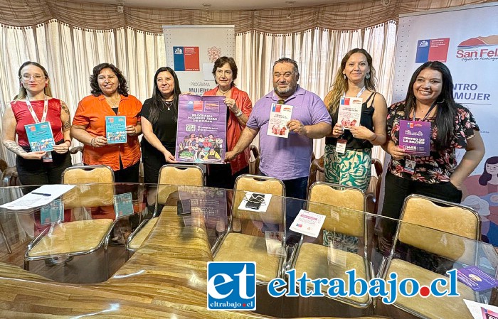 Autoridades encabezadas por la directora regional del SernamEG en el lanzamiento de la oferta programática para las mujeres de San Felipe.