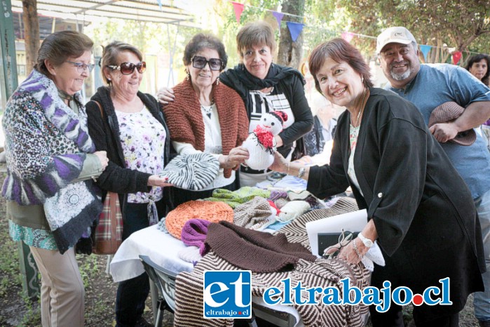 La alcaldesa Castillo junto al concejal Lillo, llegaron hasta la OPM para compartir con las personas que concurrieron a inscribirse.