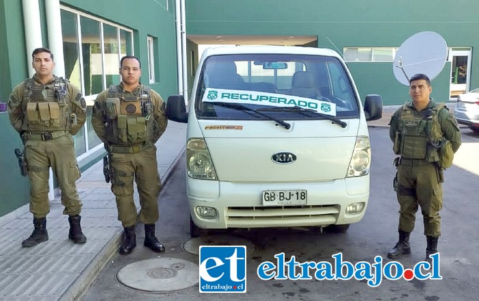 Personal de Carabineros junto al vehículo recuperado, el número 16 ya en lo que va del año.