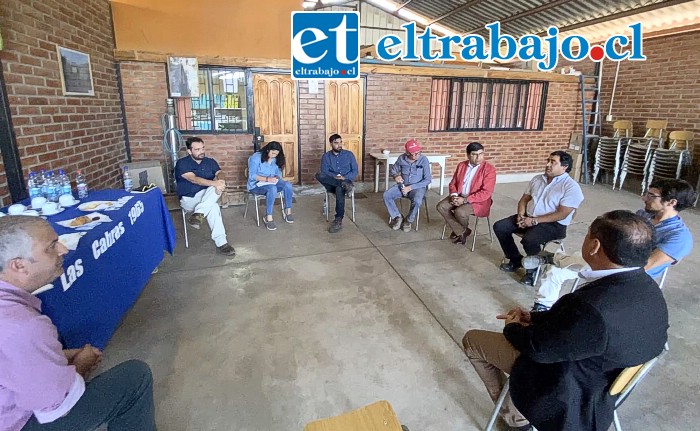 El alcalde de Santa María, junto a la directiva del APR del sector Las Cabras y equipo Municipal, se reúnen para ver el desarrollo del proyecto de construcción del Pozo Profundo.