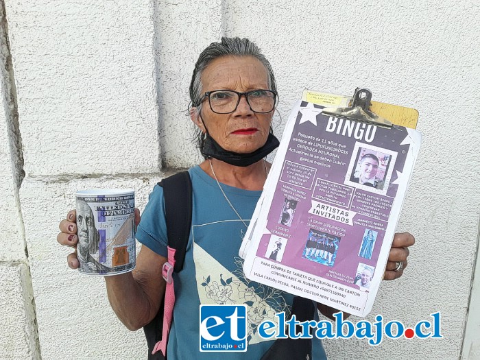 María Rosario sostiene el afiche y el tarro donde pide dinero para su nieto.