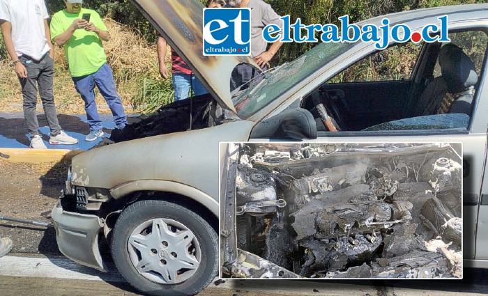 El vehículo Corsa, recién salido del taller, resultó con pérdida total por el fuego que afectó al motor.