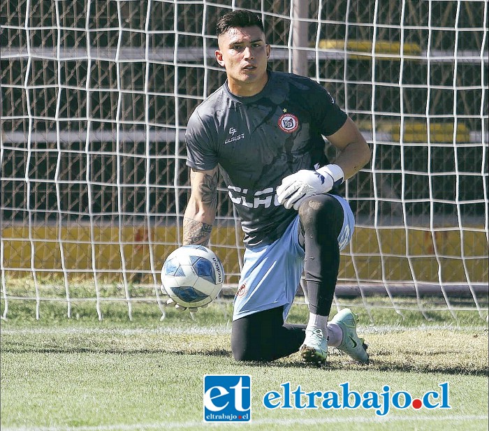 Andrés Fernández sufrió una seria lesión a su rodilla izquierda.