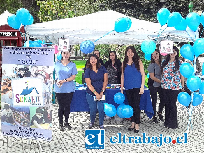 Las profesionales de Fundación Soñarte este lunes en la Plaza de Armas de San Felipe.