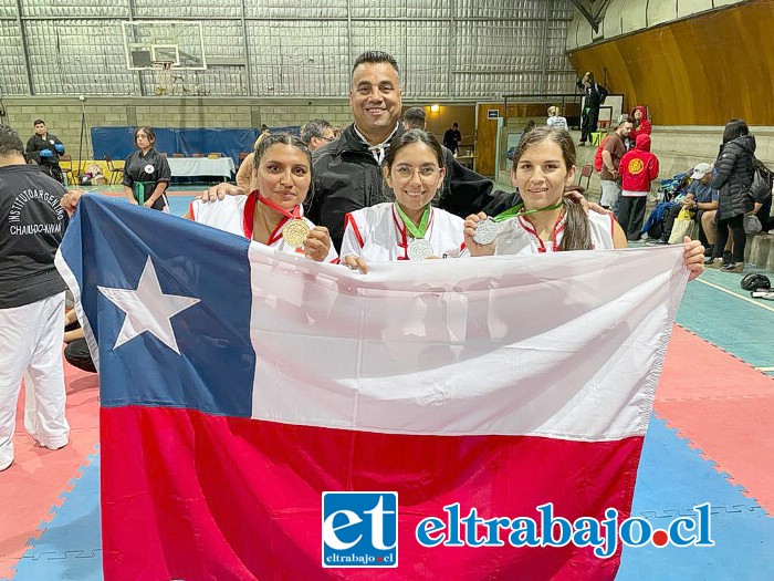 Otra imagen junto a participantes en este torneo del fin de semana en Mendoza.