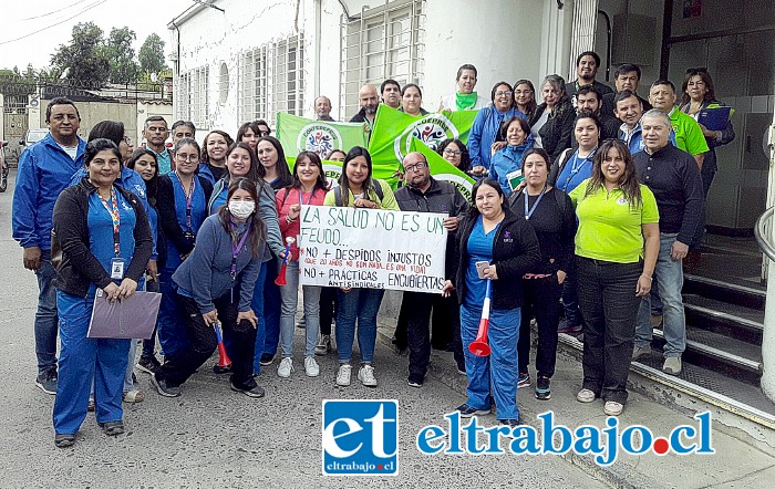 Los funcionarios frente al Servicio de Salud en el pasaje Juana Ross de San Felipe manifestándose, exigiendo la salida del actual director del Cesfam de Llay Llay y el reintegro de un compañero despedido arbitrariamente, según señalan.