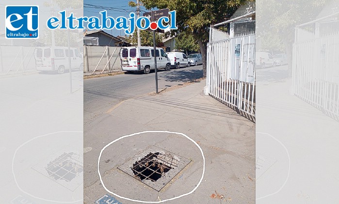 Acá se puede ver la tapa ubicada, como dice el letrero, en Avenida Miraflores con Escuela Agrícola.