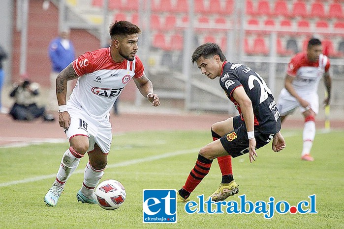 Camilo Saldaña intenta una salida por la banda derecha del Uní Uní. (Foto: ANFP)