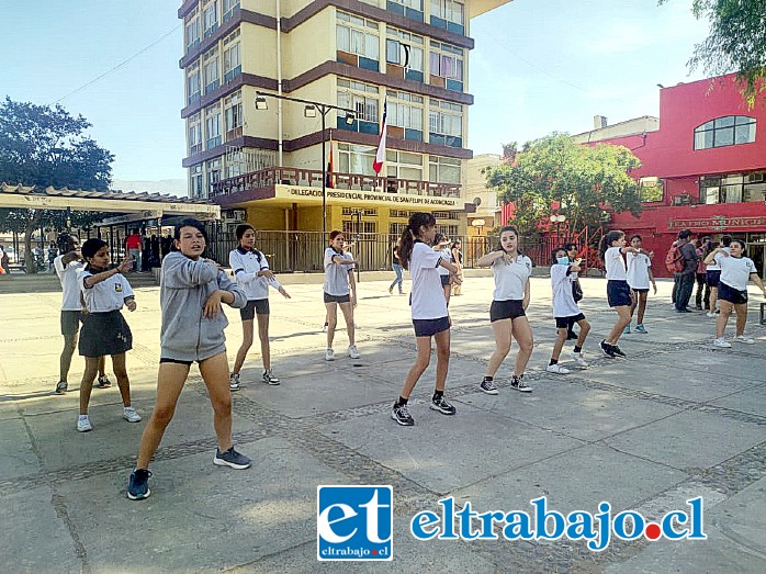 Las estudiantes se lucieron bailando en la Plaza Cívica.