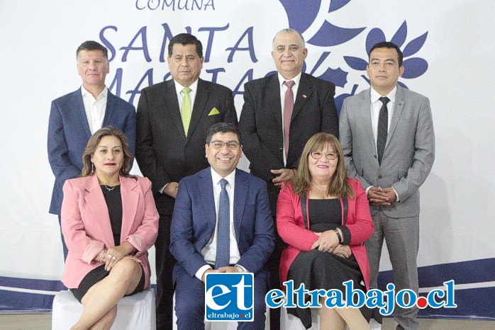 Concejo Municipal de Santa María. De izquierda a derecha, arriba: David Olguín Vargas, Claudio Zurita Ibarra, Danilo Arancibia Brante y Abel Valdivia Rozas. Sentados: Maritza Reinoso Ibaceta, alcalde Manuel León Saá y Albina Marambio Correa.