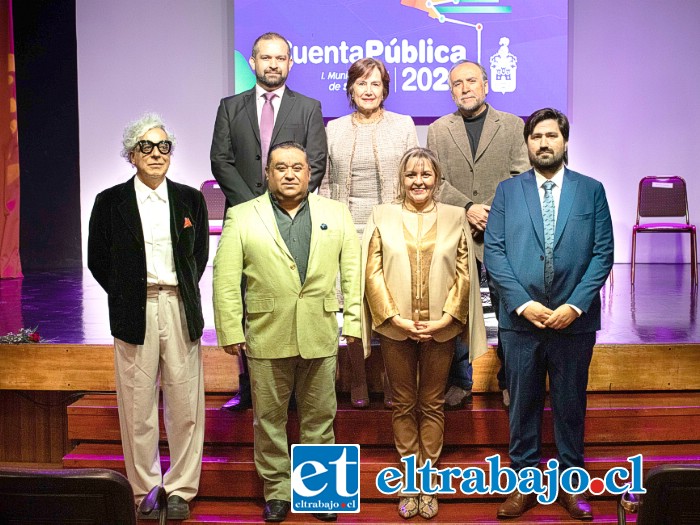 La alcaldesa Carmen Castillo junto al Concejo Municipal en pleno en la cuenta pública realizada la noche de este martes.