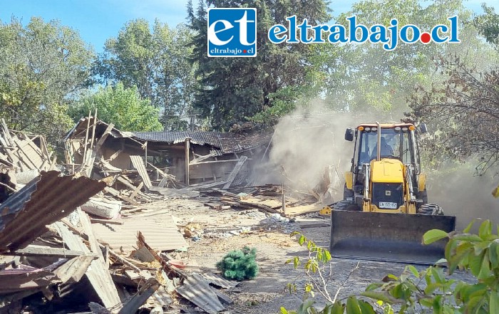 Con maquinaria pesada demolieron casa abandonada que era utilizada por delincuentes.