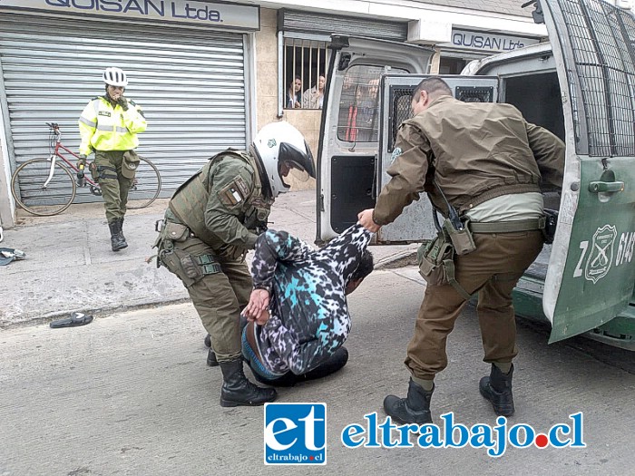 Carabineros toma detenido a uno de los venezolanos más agresivos en la fiscalización.