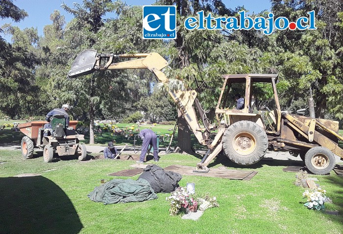 Personal procediendo a la excavación para exhumar uno de los cuerpos y cotejar con ADN de familiares de Margarita Núñez Nanjarí (QEPD).