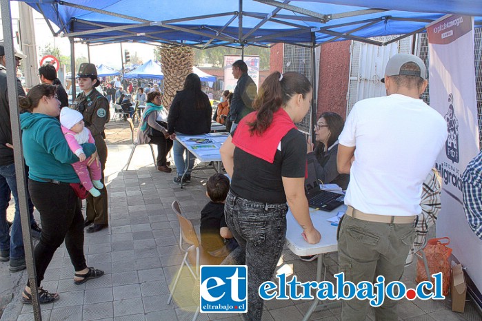 Justamente en ‘El Retablo’, donde antes se encontraban las ‘cocinerías ilegales’, este domingo estuvieron la Oficina de Migraciones, el Registro Social de Hogares, el MICC de Carabineros y el Vacunatorio del Cesfam Segismundo Iturra.