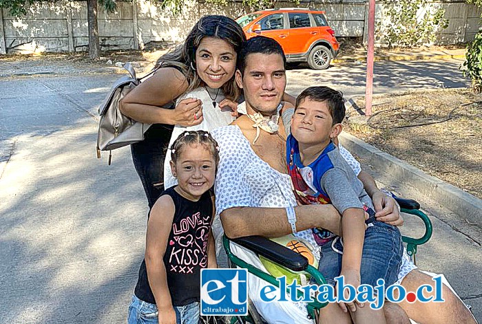 Cristian Calderón sufrió un accidente al zambullirse de ‘piquero’, fracturándose la vértebra C6. En la imagen junto a su esposa e hijos.