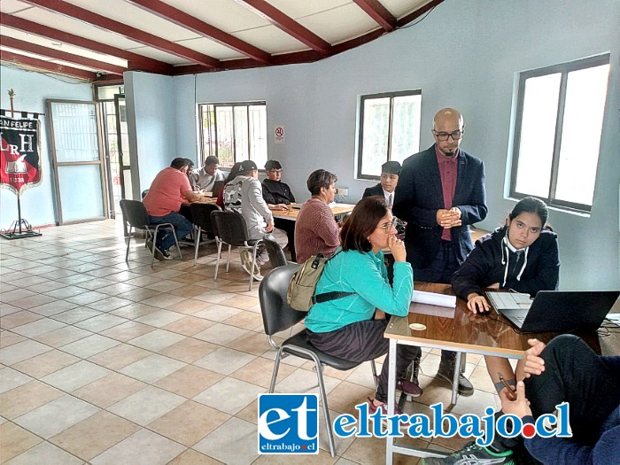 Decenas de personas acudieron a realizar la Operación Renta en el primer día de trabajo en el Liceo Roberto Humeres.