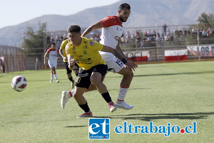 Sanfelipeños y quillotanos brindaron un partido que dejó conforme a los más de mil espectadores que ayer llegaron al Municipal. (Foto: Jaime Gómez Corales)