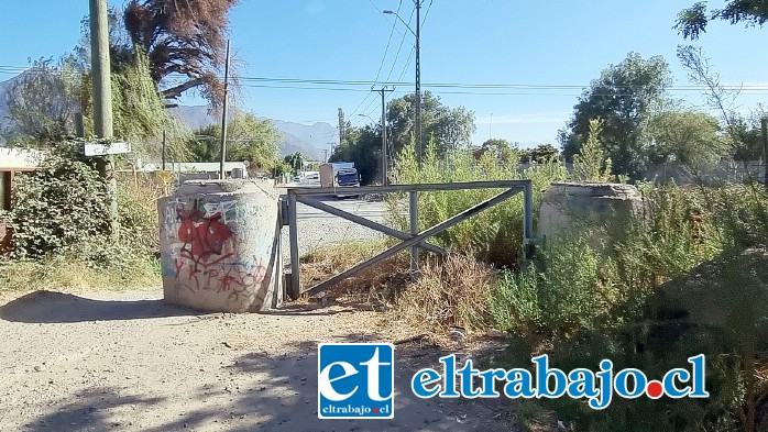 En la foto de archivo se puede apreciar el portón que fue cerrado por las autoridades de la época (2004), dejando una grave sensación de corrupción en las más altas esferas del Gobierno.