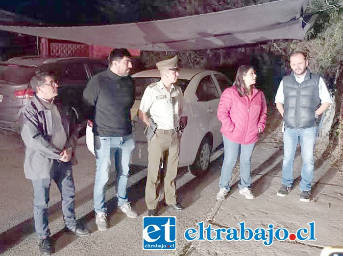 Autoridades políticas y de Carabineros realizando ronda nocturna en Catemu.