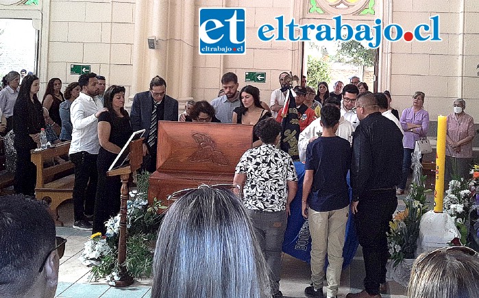 La familia en torno al féretro rindiendo el último adiós una vez finalizada la misa por su eterno descanso.