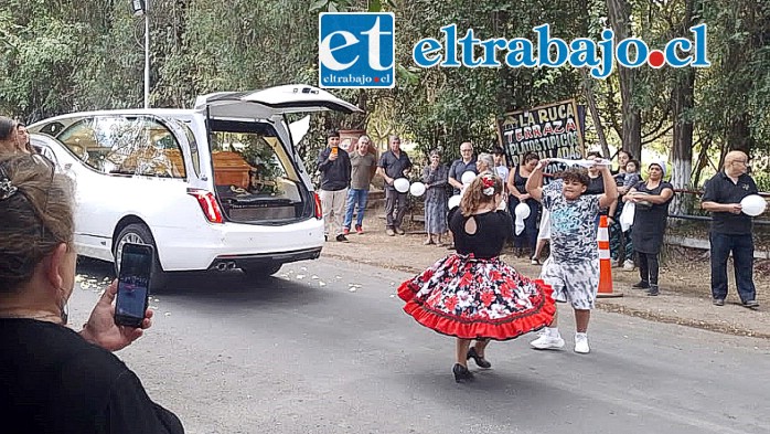 Una pareja baila un pie de cueca en homenaje y despedida.