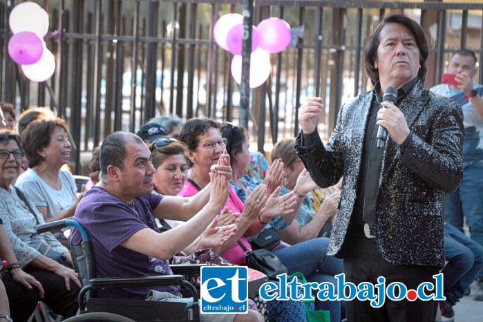 Los dobles de Rafael, Pimpinela y Américo brindaron un gran show que fue del gusto del público femenino de todas las edades.