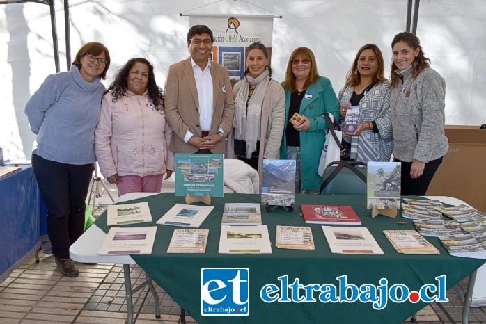 Mariela Canelo, y Olivia Ramírez (Arte en papel), alcalde Manuel León Saá, Carolina Millar Aspe, coordinadora Centro Cultural CIEM, Concejala Albina Marambio Correa, y Maritza Reinoso Ibaceta, María Jesús Rojas, Taller  Renueva Muebles, y profesora de la Escuela de Artes y Oficios.