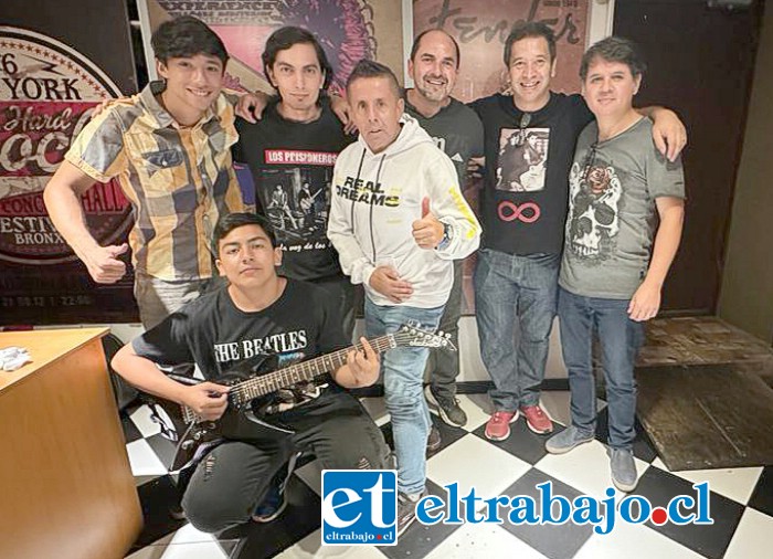 Luis Pino, voz y guitarra; Gonzalo Navarrete, bajo; Fabián Céspedes, teclado; Marcelo Segovia, batería, además de los nuevos integrantes Luis Pino JR en coros, Sebastián Segovia en guitarra, ambos hijos de integrantes antiguos.