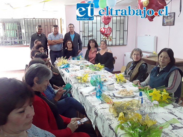 Las mamás de la línea 1 junto a la directiva durante la celebración este día sábado en la mañana en su sede.