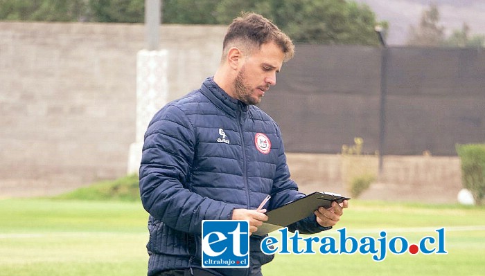 El nuevo coach durante su primer entrenamiento con los sanfelipeños.