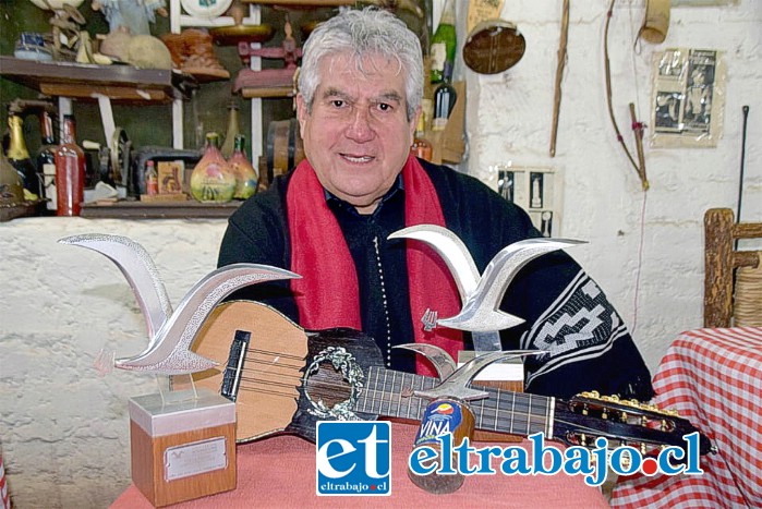 GAVIOTAS DE PLATA. - Acá tenemos al artista chileno y vecino de San Felipe, Pedro Plaza, mostrando orgulloso sus Gaviotas de Plata bien ganadas en el Festival de Viña.