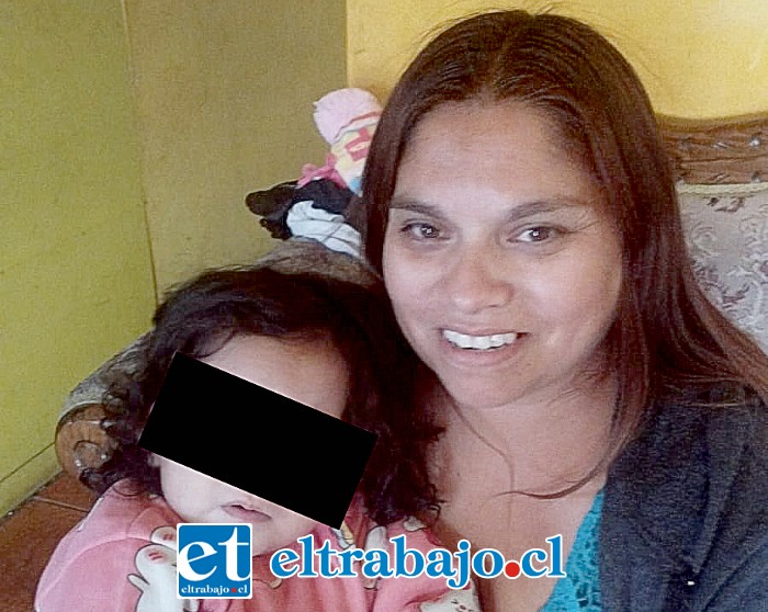 Tania Parra junto a su pequeña.