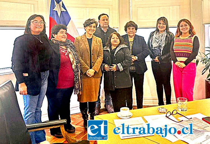 Las dirigentes junto a la Ministra de Salud Ximena Aguilera al término de la reunión en el ministerio.