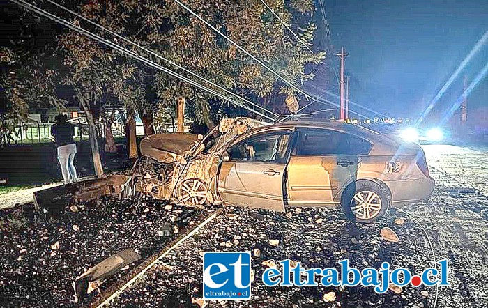 Así quedó el automóvil que derribó un poste en el sector de La Pirca, comuna de Panquehue.