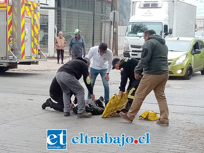 Momento en el que el motociclista es subido a la camilla.