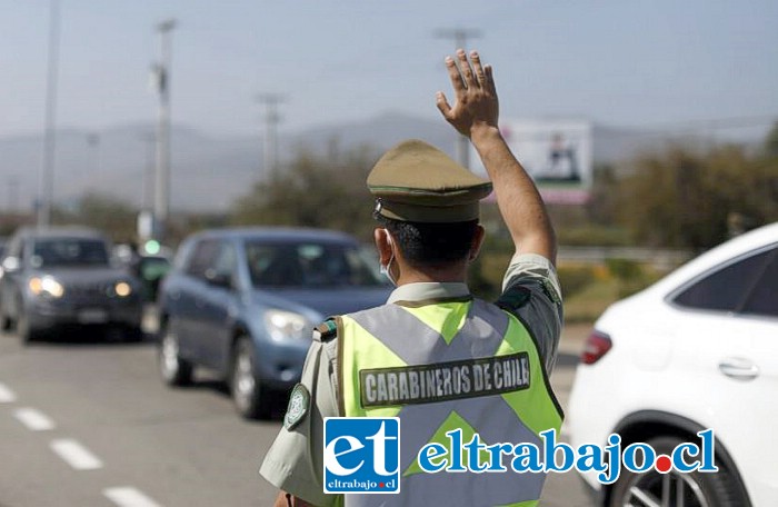 Personal de Carabineros efectuaba un control vehicular cuando el conductor del móvil intentó atropellar a uno de los funcionarios. (Imagen referencial)