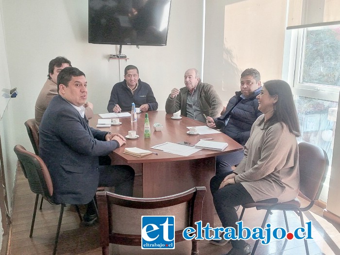 Delegación Provincial, Seremi de Transportes y Telecomunicaciones y directivos de las empresas, en reunión de coordinación para las elecciones del domingo.