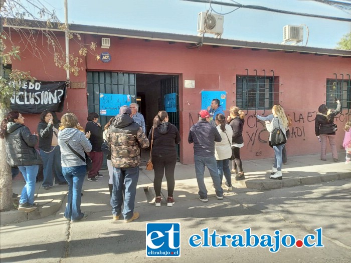 Decenas de estudiantes se manifestaron en la Delegación Biprovincial de Educación.