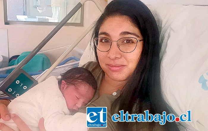 Natalia Ramos junto a su hijo recién nacido, Pascual, señaló sentirse muy contenta con la experiencia de haber vivido este proceso en el Hosla.