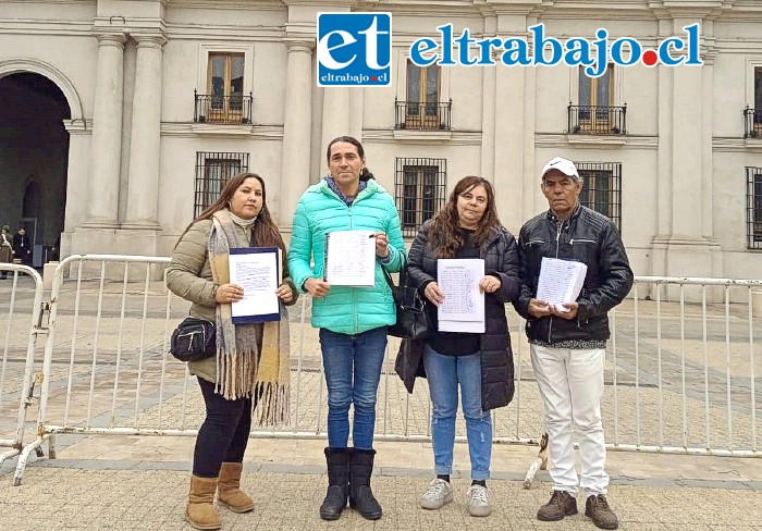 María López Barrera, presidenta de ‘Corporación Féminas de Aconcagua’, en el frontis del Palacio de La Moneda, hasta donde viajaron para realizar la entrega de las firmas.