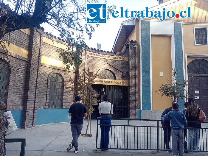 Varios apoderados llegaron ayer hasta el colegio preocupados por sus pupilos, pues temían por su seguridad.