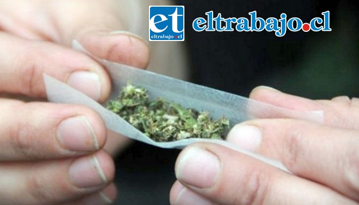 Por armarse un ‘pito’ de marihuana, Carabineros descubrió una serie de delitos en Calle Larga.